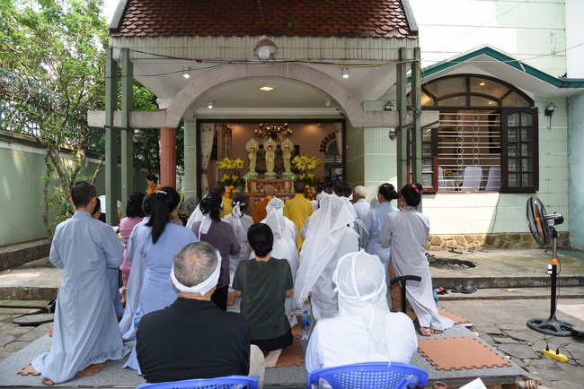 The rite offering for Monks to pray for rebirth to Mrs. Tran Thi Chen.
