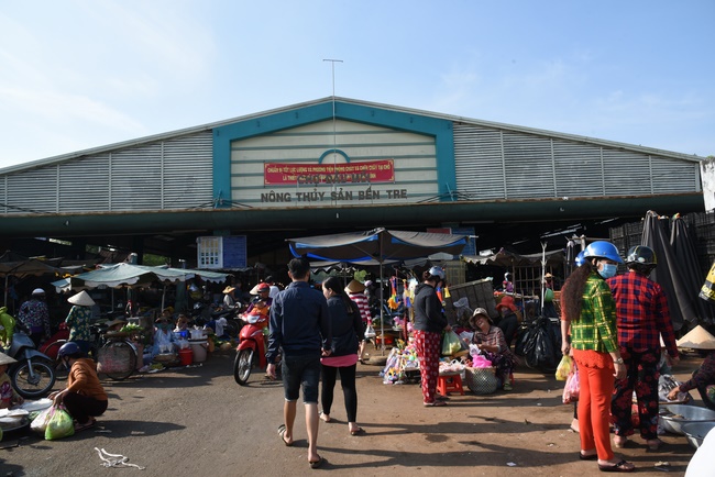 Offering to Quoc Thoi Pagoda and freeing creatures in Ben Tre