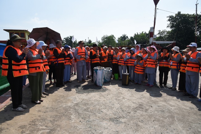 Offering to Quoc Thoi Pagoda and freeing creatures in Ben Tre