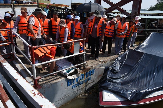 Offering to Quoc Thoi Pagoda and freeing creatures in Ben Tre