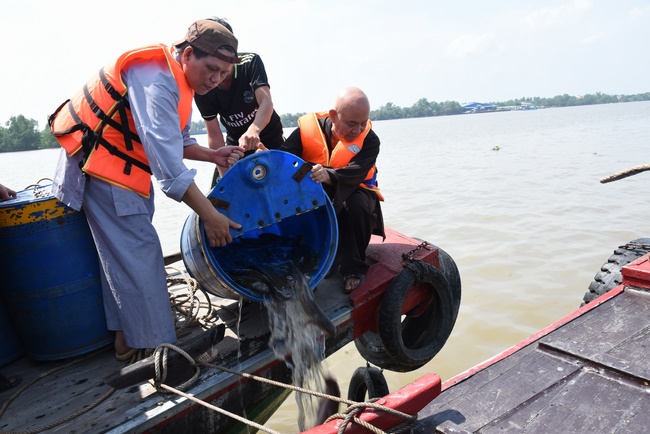 Offering to Quoc Thoi Pagoda and freeing creatures in Ben Tre