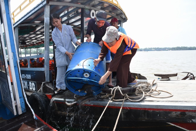 Offering to Quoc Thoi Pagoda and freeing creatures in Ben Tre