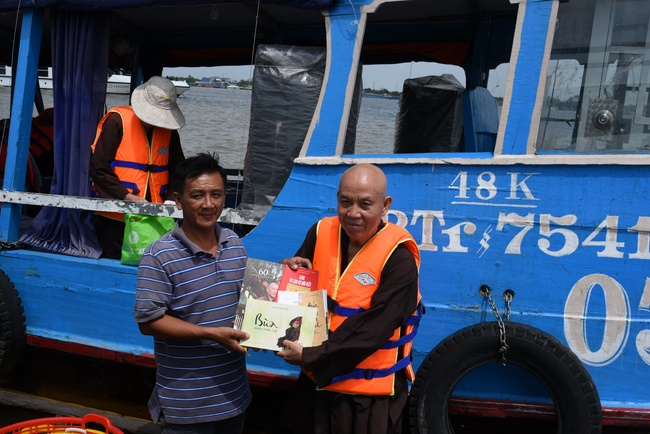 Offering to Quoc Thoi Pagoda and freeing creatures in Ben Tre