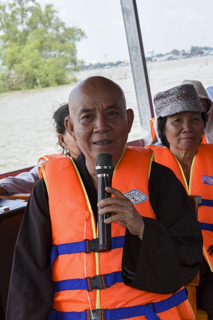 Offering to Quoc Thoi Pagoda and freeing creatures in Ben Tre