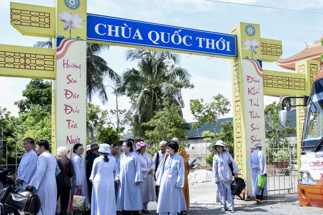 Offering to Quoc Thoi Pagoda and freeing creatures in Ben Tre