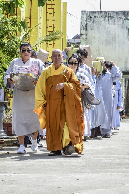 Offering to Quoc Thoi Pagoda and freeing creatures in Ben Tre