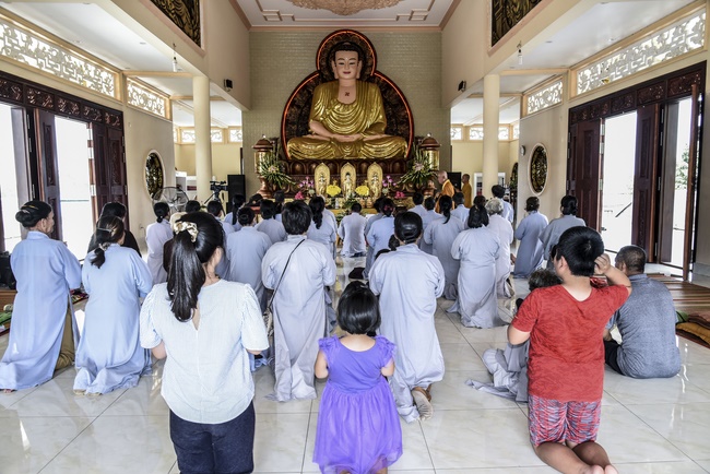 Offering to Quoc Thoi Pagoda and freeing creatures in Ben Tre