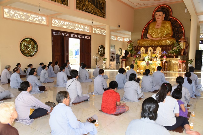 Offering to Quoc Thoi Pagoda and freeing creatures in Ben Tre