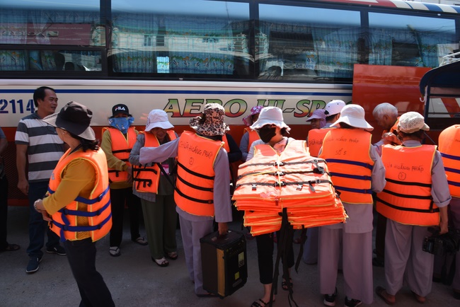 Offering to Quoc Thoi Pagoda and freeing creatures in Ben Tre