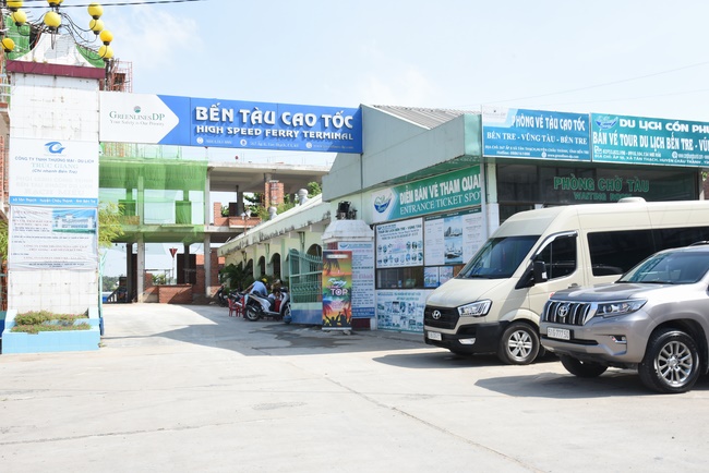 Offering to Quoc Thoi Pagoda and freeing creatures in Ben Tre