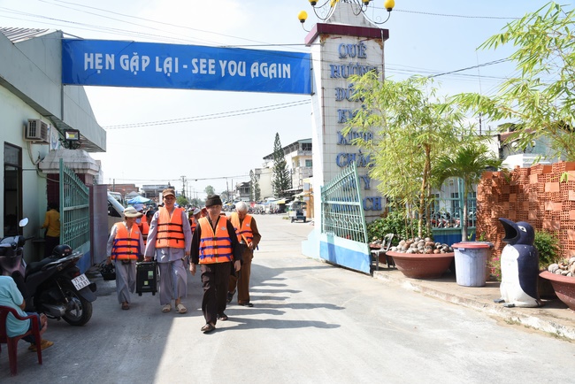 Offering to Quoc Thoi Pagoda and freeing creatures in Ben Tre