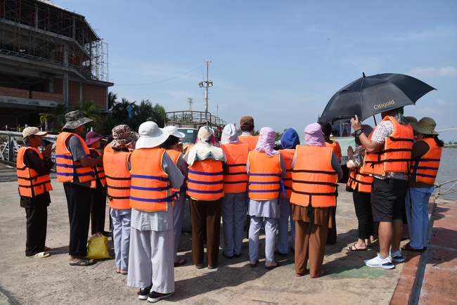 Offering to Quoc Thoi Pagoda and freeing creatures in Ben Tre