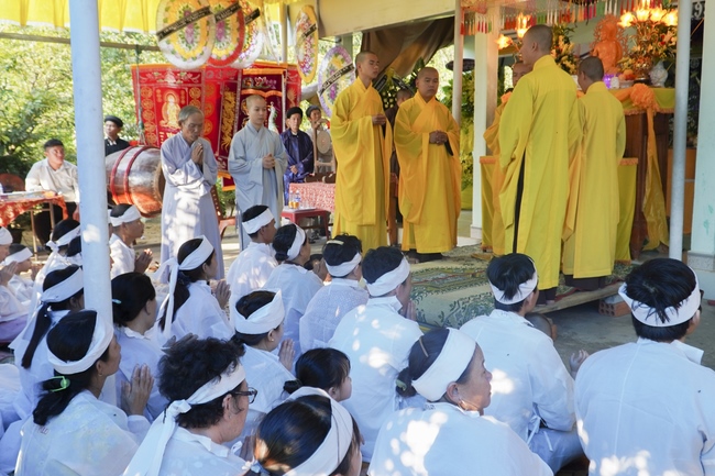 Visiting Upāsaka Nhuan Tin Funeral