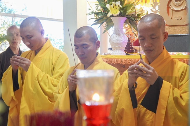 Visiting Upāsaka Nhuan Tin Funeral