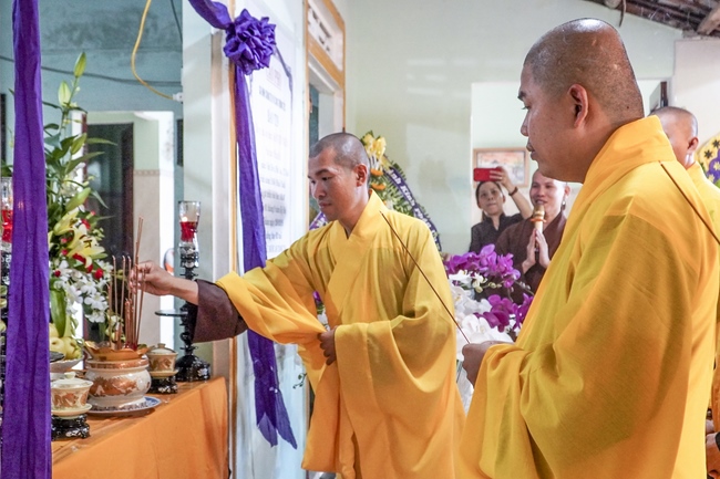 Visiting Upāsaka Nhuan Tin Funeral