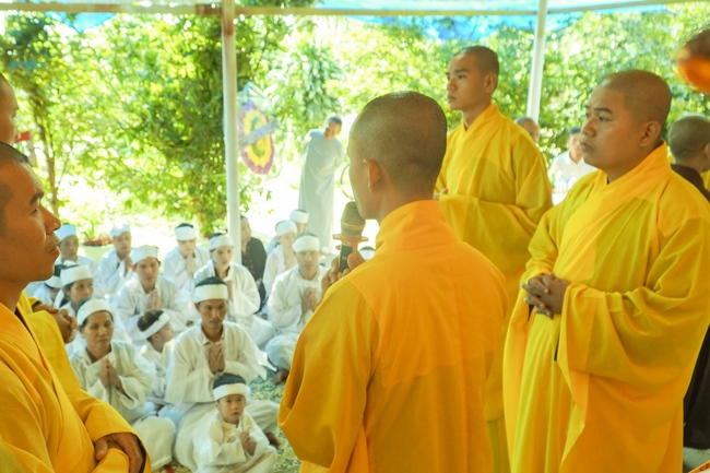 Visiting Upāsaka Nhuan Tin Funeral