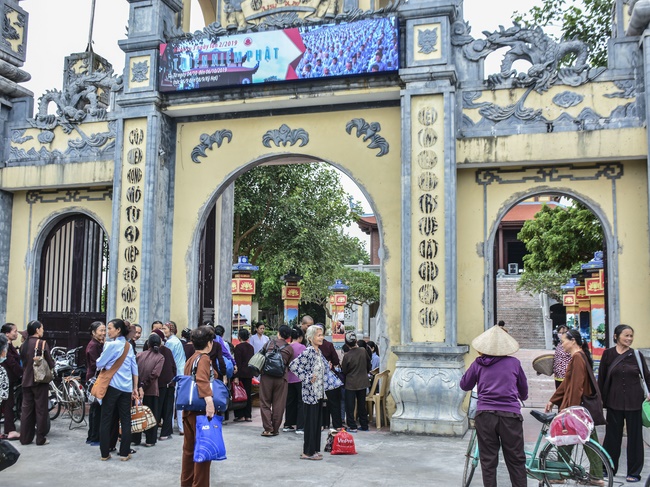 The Retreat Meditating - Reciting the Buddha's name for three days at Tay Khanh pagoda
