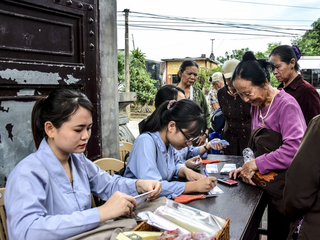 The Retreat Meditating - Reciting the Buddha's name for three days at Tay Khanh pagoda