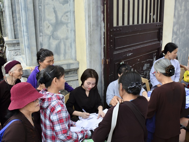 The Retreat Meditating - Reciting the Buddha's name for three days at Tay Khanh pagoda