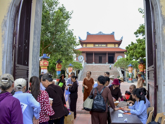 The Retreat Meditating - Reciting the Buddha's name for three days at Tay Khanh pagoda