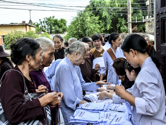 The Retreat Meditating - Reciting the Buddha's name for three days at Tay Khanh pagoda