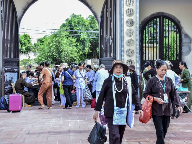 The Retreat Meditating - Reciting the Buddha's name for three days at Tay Khanh pagoda
