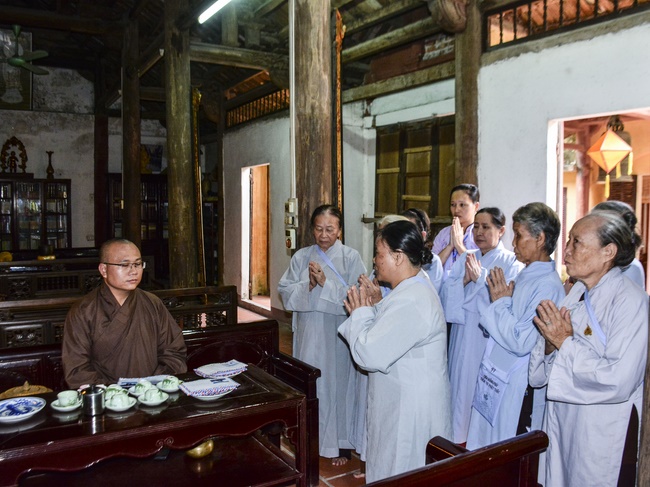 The Retreat Meditating - Reciting the Buddha's name for three days at Tay Khanh pagoda