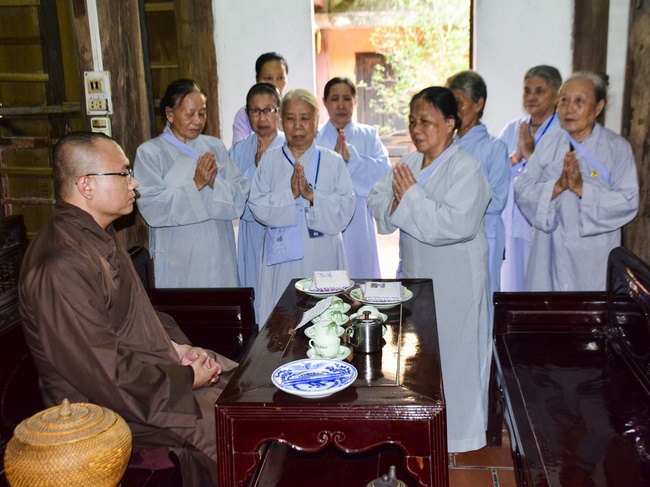 The Retreat Meditating - Reciting the Buddha's name for three days at Tay Khanh pagoda