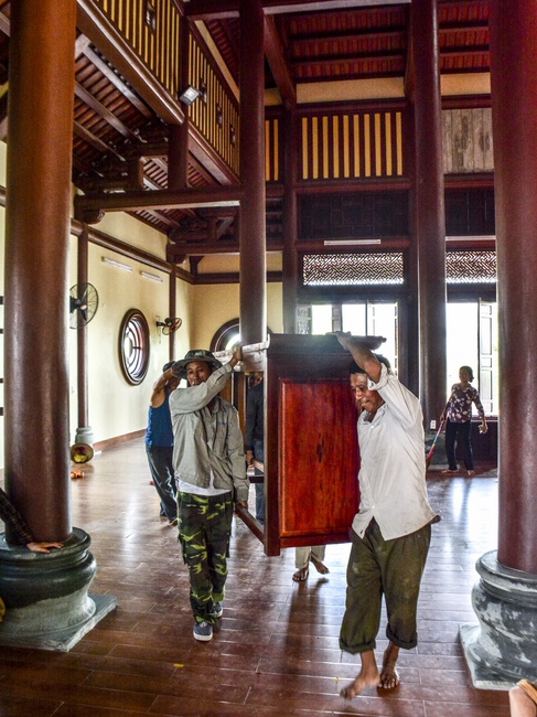The Retreat Meditating - Reciting the Buddha's name for three days at Tay Khanh pagoda