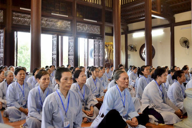 The Retreat Meditating - Reciting the Buddha's name for three days at Tay Khanh pagoda