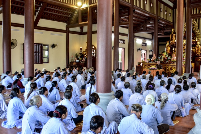 The Retreat Meditating - Reciting the Buddha's name for three days at Tay Khanh pagoda