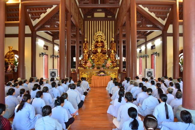 The Retreat Meditating - Reciting the Buddha's name for three days at Tay Khanh pagoda