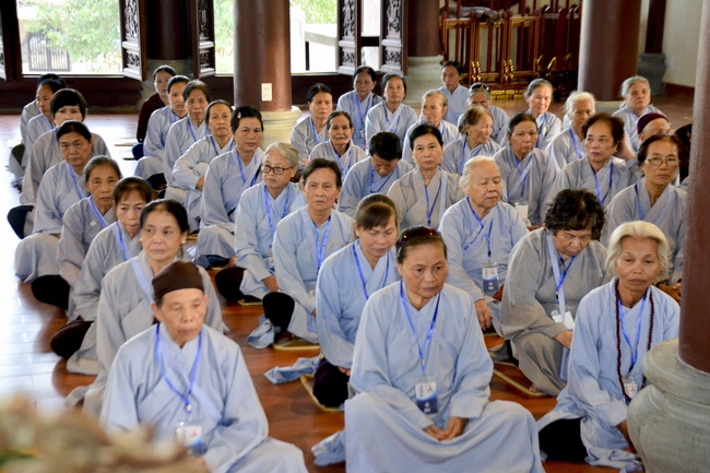 The Retreat Meditating - Reciting the Buddha's name for three days at Tay Khanh pagoda