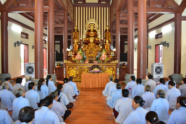 The Retreat Meditating - Reciting the Buddha's name for three days at Tay Khanh pagoda