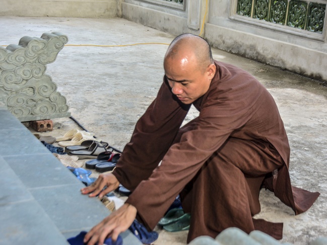 The Retreat Meditating - Reciting the Buddha's name for three days at Tay Khanh pagoda