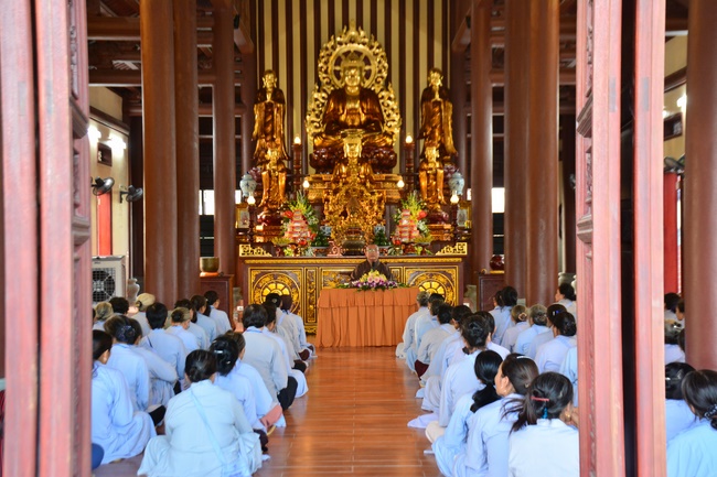 The Retreat Meditating - Reciting the Buddha's name for three days at Tay Khanh pagoda
