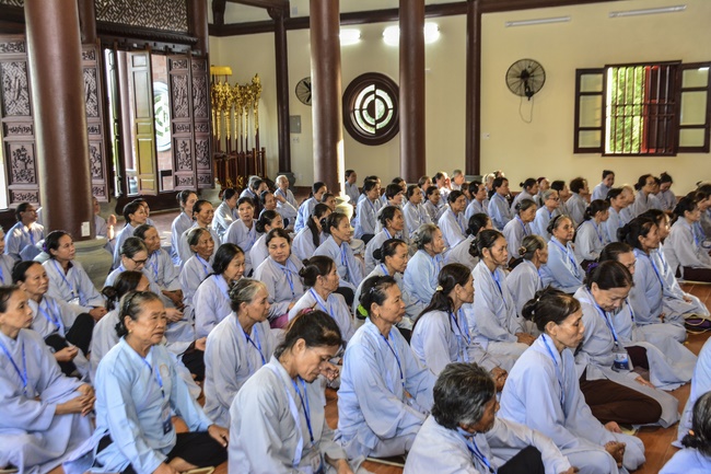 The Retreat Meditating - Reciting the Buddha's name for three days at Tay Khanh pagoda