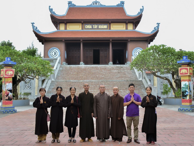 The Retreat Meditating - Reciting the Buddha's name for three days at Tay Khanh pagoda