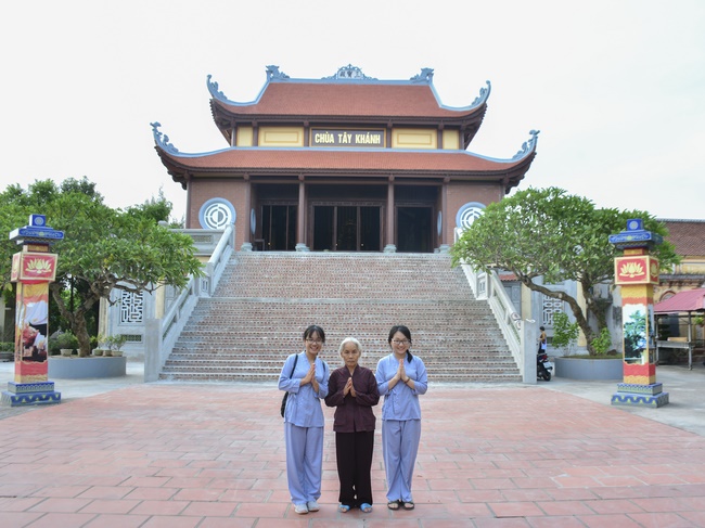 The Retreat Meditating - Reciting the Buddha's name for three days at Tay Khanh pagoda