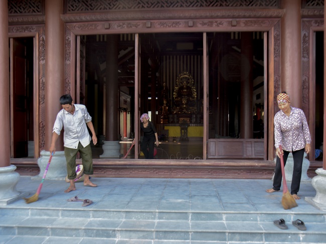 The Retreat Meditating - Reciting the Buddha's name for three days at Tay Khanh pagoda