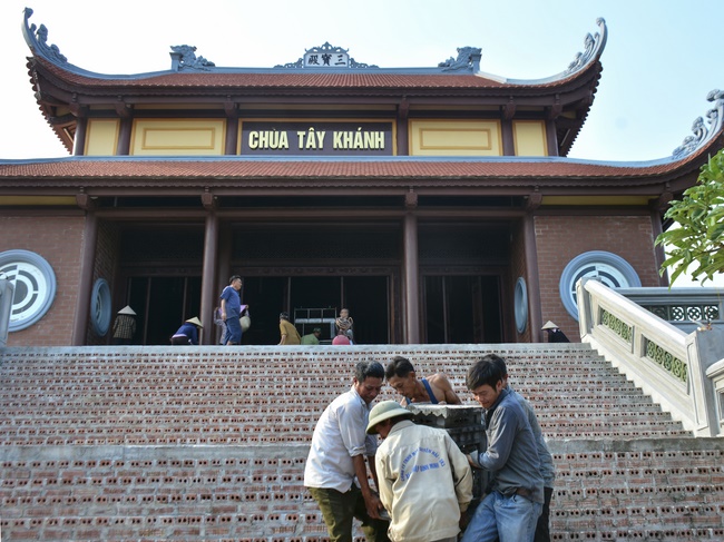 The Retreat Meditating - Reciting the Buddha's name for three days at Tay Khanh pagoda