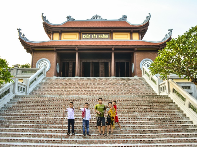 The Retreat Meditating - Reciting the Buddha's name for three days at Tay Khanh pagoda