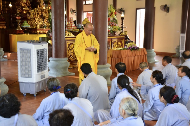 The first day cultivation of meditating - reciting the Buddha's name at Tay Khanh Pagoda