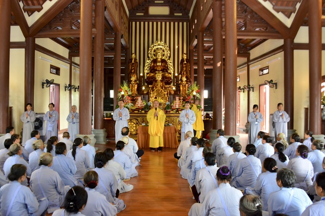 The first day cultivation of meditating - reciting the Buddha's name at Tay Khanh Pagoda