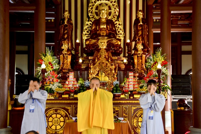 The first day cultivation of meditating - reciting the Buddha's name at Tay Khanh Pagoda
