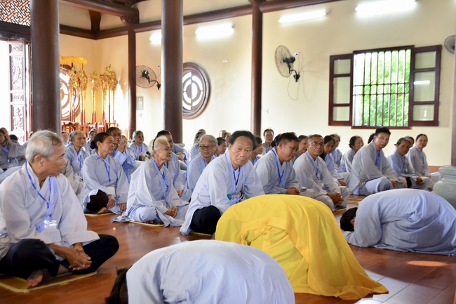 The first day cultivation of meditating - reciting the Buddha's name at Tay Khanh Pagoda