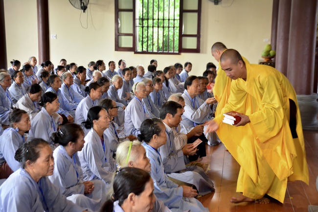 The first day cultivation of meditating - reciting the Buddha's name at Tay Khanh Pagoda