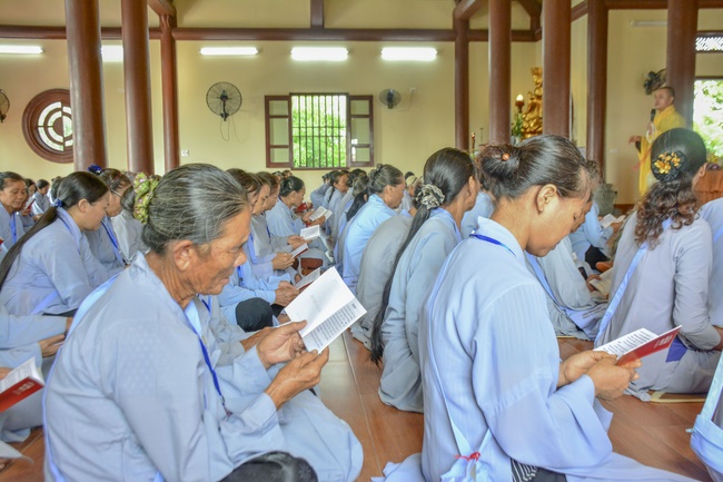 The first day cultivation of meditating - reciting the Buddha's name at Tay Khanh Pagoda