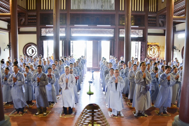 The first day cultivation of meditating - reciting the Buddha's name at Tay Khanh Pagoda