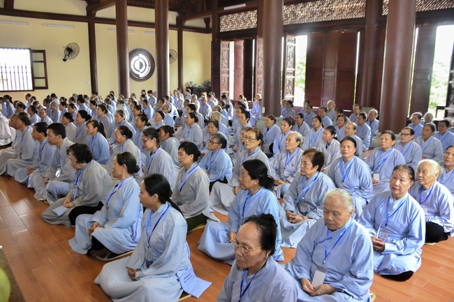 The first day cultivation of meditating - reciting the Buddha's name at Tay Khanh Pagoda